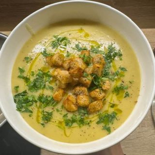 🧄 Krémová česnečka, co vás postaví na nohy… nebo položí do česnekového nebe. 😇🍲 Náš česnekový fanda @johnyy.hamsa4x nám...