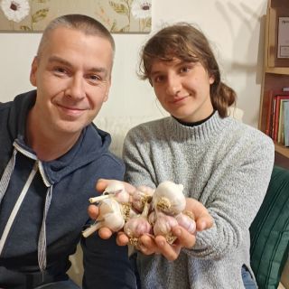 🧄 Domča z @metropole_jinonice nám donesla na zkoušku 10 kg poctivého BIO českého česneku! 💚 Metropole je součástí...